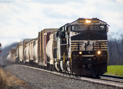 LYNNWOOD, US - Nov 26, 2022: The Norfolk Southern Train in the Shenandoah Valley during daytime